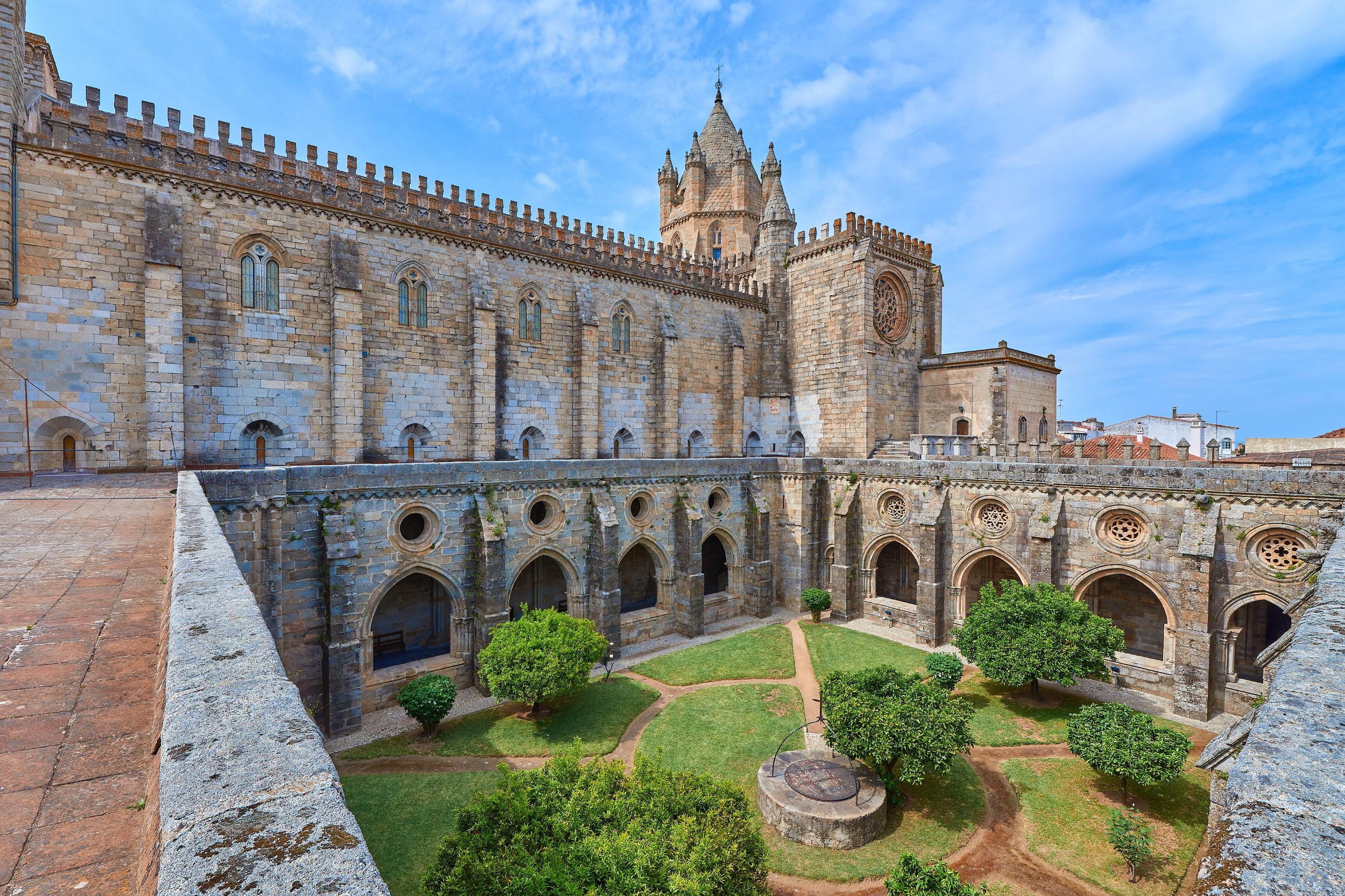 Reaching M'AR De AR Aqueduto in Évora: Your Transfer Options